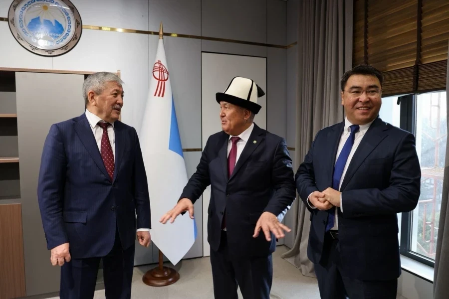 Жанара Акаева представили коллективу мэрии Оша