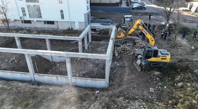 В бишкекском парке имени Ататюрка демонтировали незаконный объект