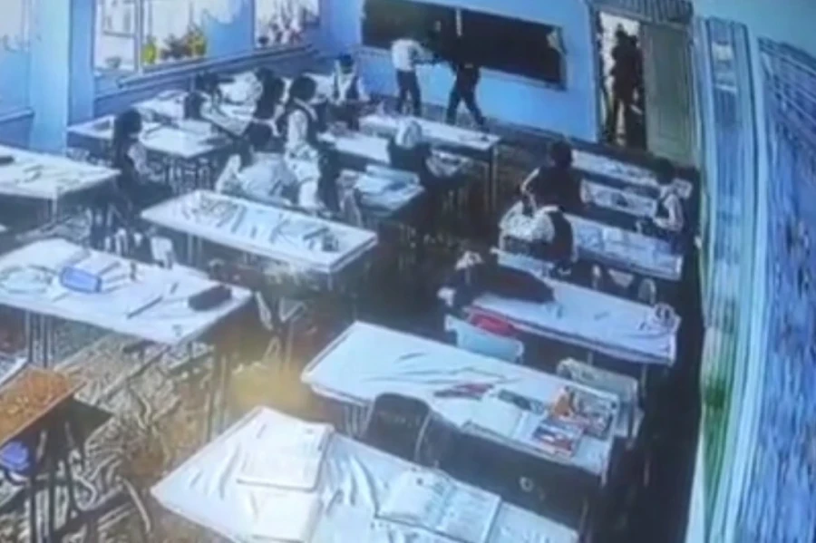 Десятиклассник и пожилой учитель подрались на школьном уроке в Бишкеке