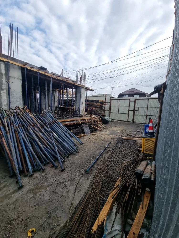 Захватили тротуар и строили без документов. Стройкомпанию оштрафовали на 200 тысяч сомов