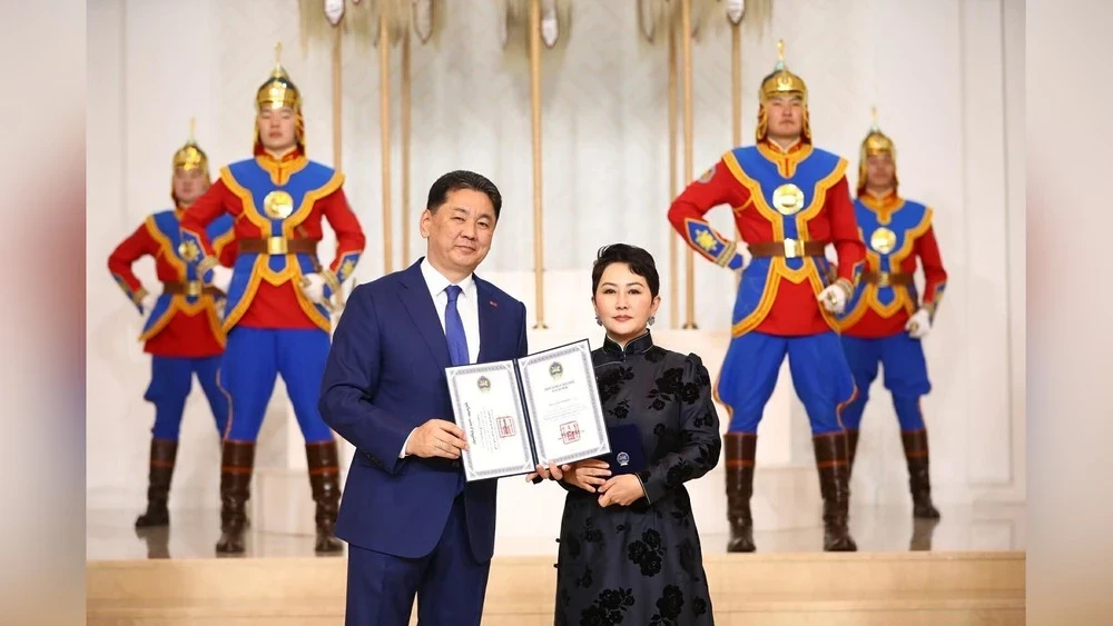 The title "Extraordinary and Plenipotentiary Ambassador" was conferred upon Foreign Minister Battsereg.