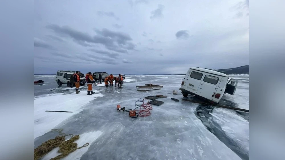 2 people died, 5 rescued after a car fell through a crack in the ice on Lake Khubsugul