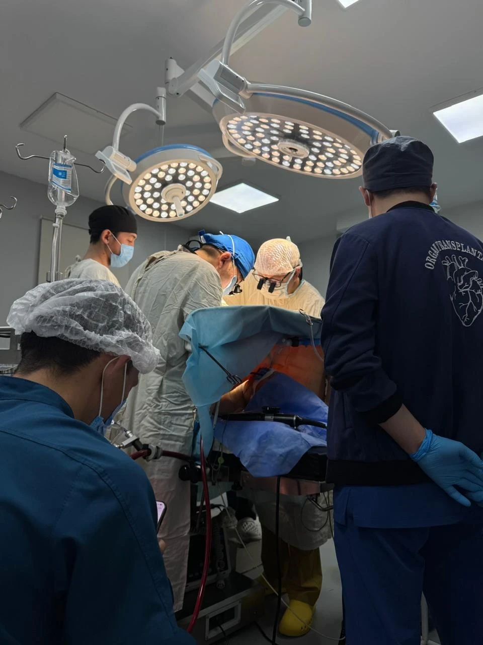 Саламаттык сактоо министринин орун басары татаал операцияларды жасап, жүрөктө көрсөттү