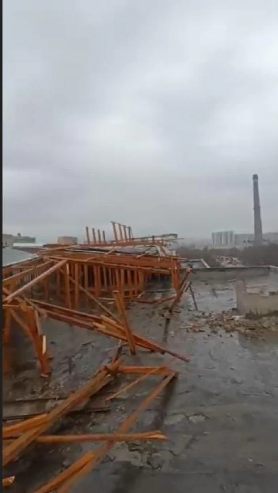 В Бишкеке сильный ветер сорвал крыши домов