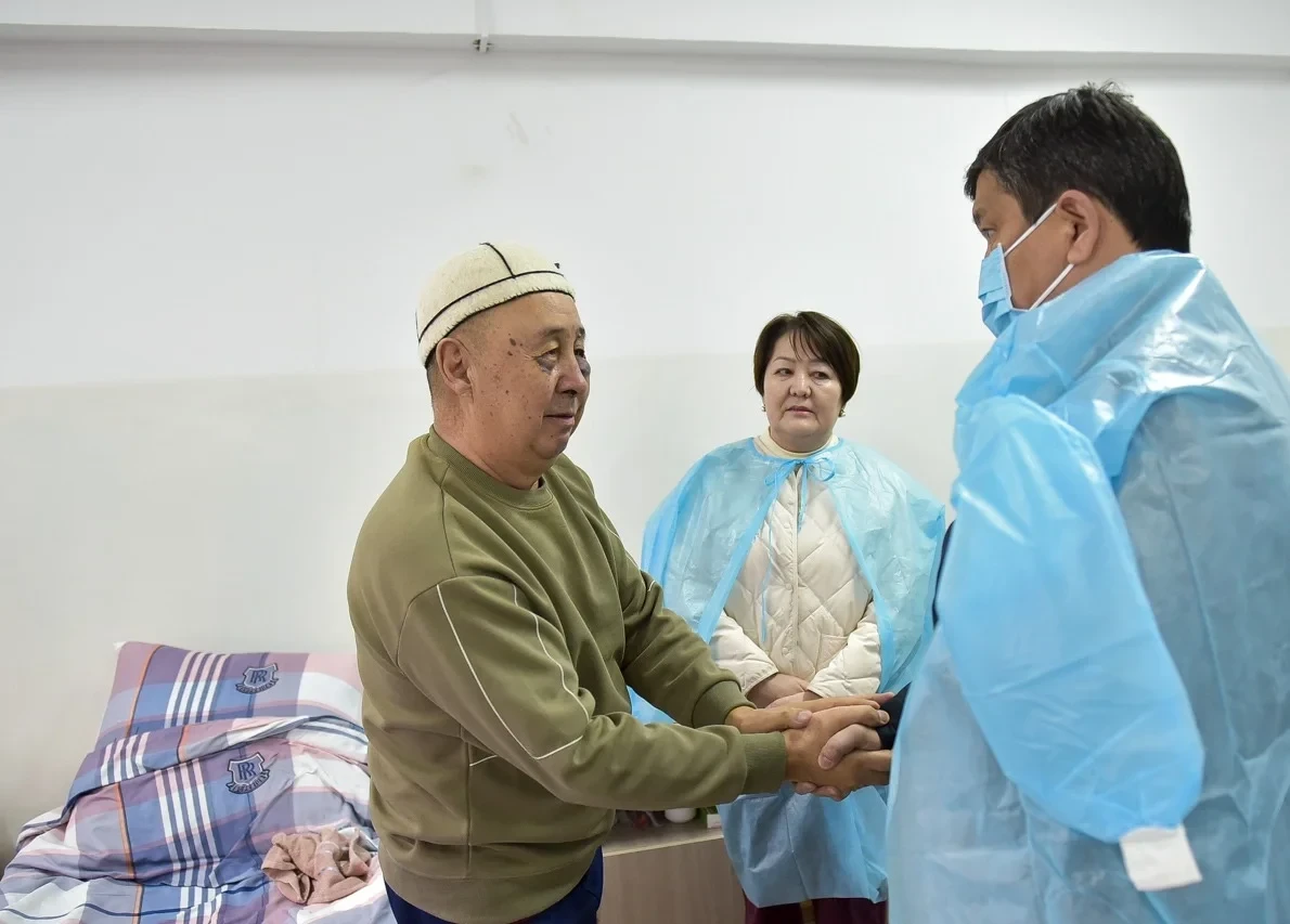 Мэр Бишкека и министр просвещения навестили избитого учеником педагога