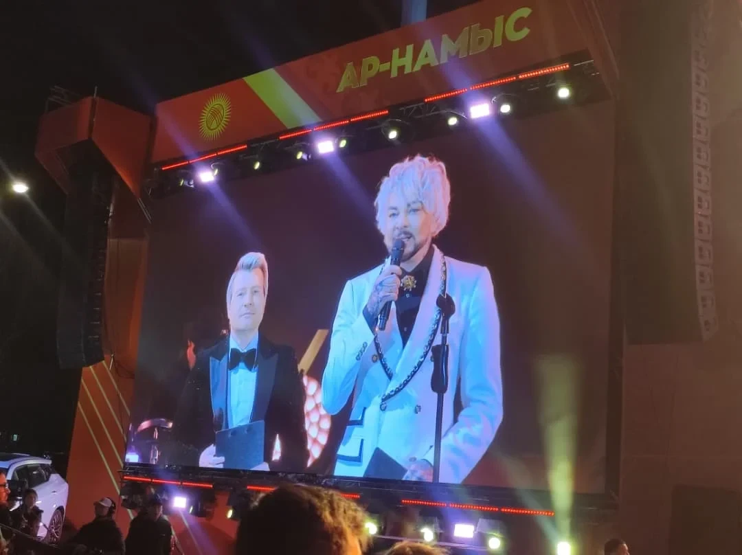 В Бишкеке проходит праздничный концерт ко Дню защитника Отечества на площади Ала-Тоо – фоторепортаж