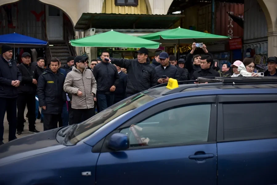 Мэр Свердлов районунун башчысына эскертүү берди жана базарларды жакшыртууну тапшырды