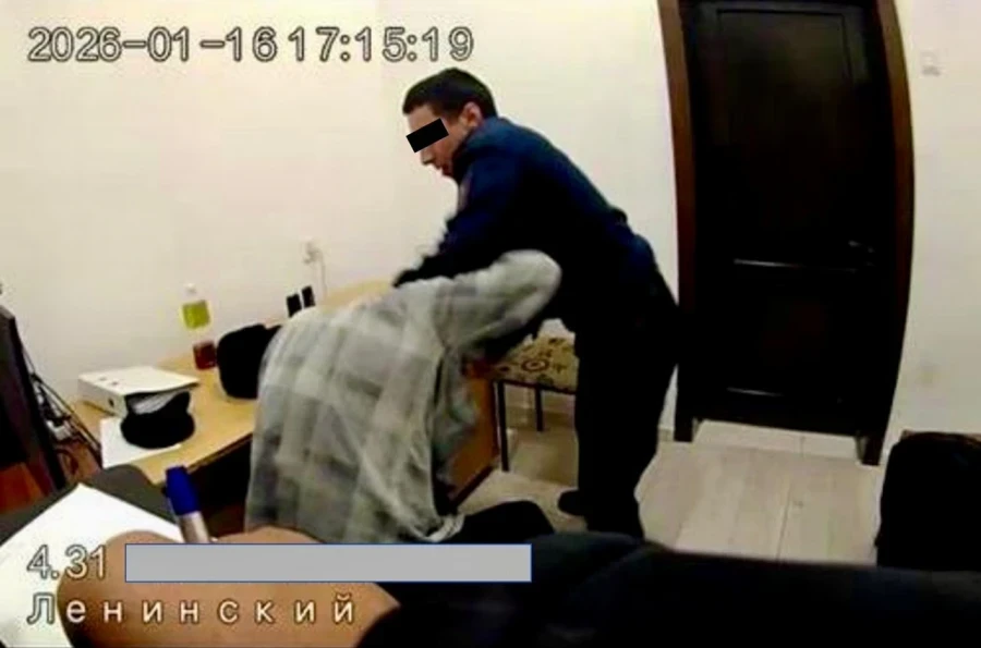 Камералар токтоткон жок: участкалык милиция Бишкектин ГОМунда майда хулигандыкка шектүүнү сабашты