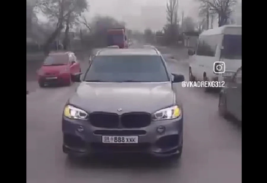 Жүргүнчү Кант-Бишкек жолунда "шашылыш жардам" унаасынын артында жайгашып, 10 миң сомго айыпталды