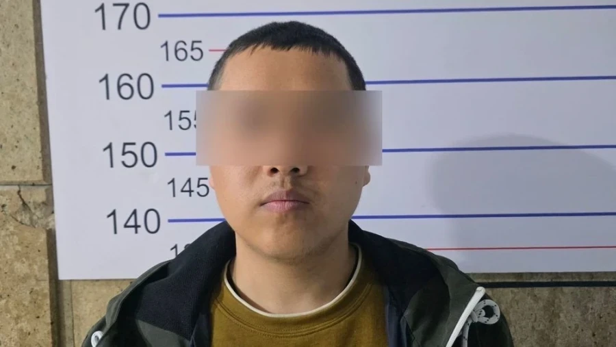 Бишкектик жигит үйүнүн дарбазасынын жанында наркотиктерди жашырып жаткан «закладчикти» байкады