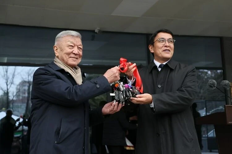 Улуттук илимдер академиясына жаңы кызматтык унаалардын ачкычтары тапшырылды