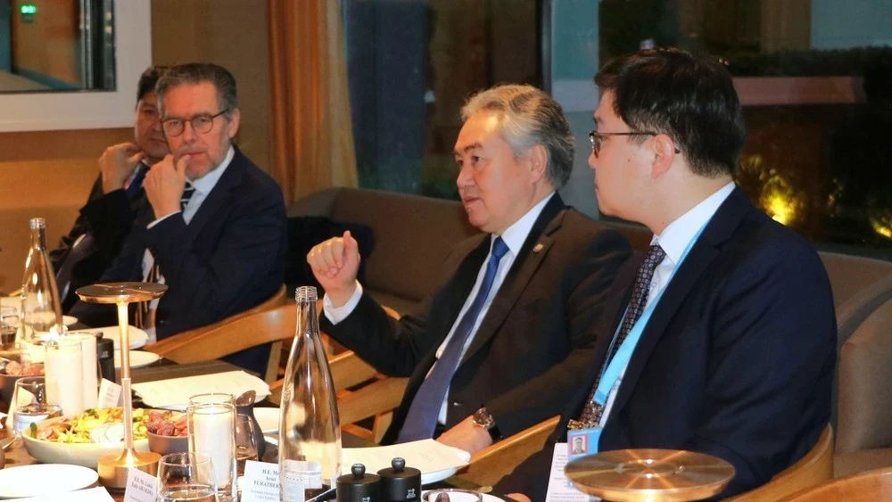 Глава МИД КР провел для дипломатов ужин по случаю начала месяца Рамазан