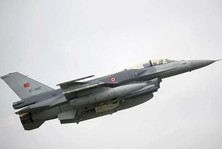 Military fighter jet F-16 crashed on the highway in Turkey