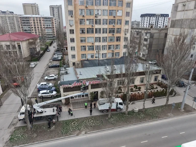 Көчө Тыналиевде «Аль Бухари» кафесинин бир бөлүгүн демонтаждоодо