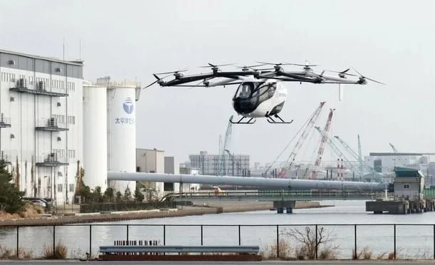 Токио шаарында биринчи жолу «учуучу авто» сыноодон өттү