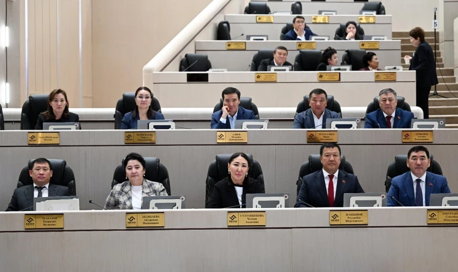 Председатели двух комитетов парламента сложили свои полномочия