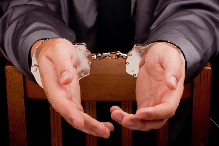 Таласта Түркия жаранынын акчаларын мыйзамсыз ээлеп алуу фактысы боюнча КР ИИМ кызматкери кармалды