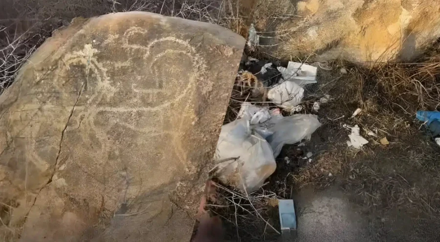 Вместо истории - туалет. Камень с древними рисунками на Иссык-Куле превратили в отхожее место