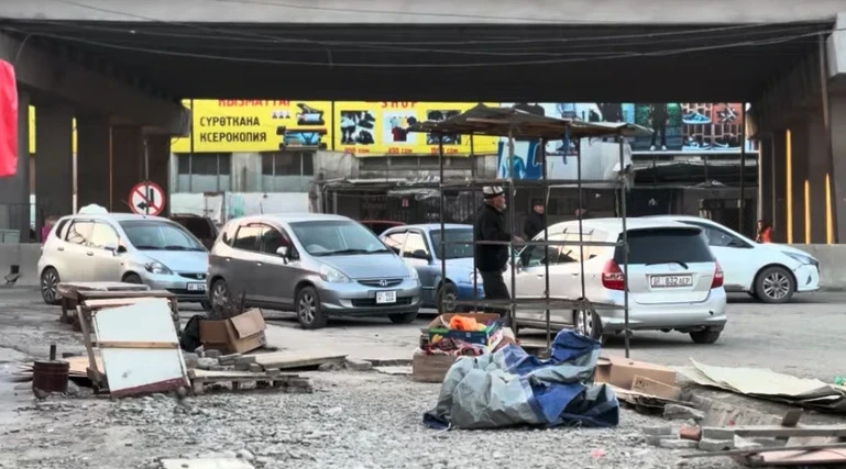 Жанар Акаев поручил навести "железную дисциплину" в Оше