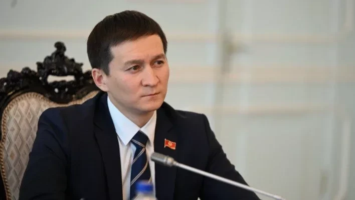 СМИ: Биринчи вице-спикер Жогорку Кенеш Чынгыз Ажибаев депутаттык ыйгарым укуктарын тапшырууда