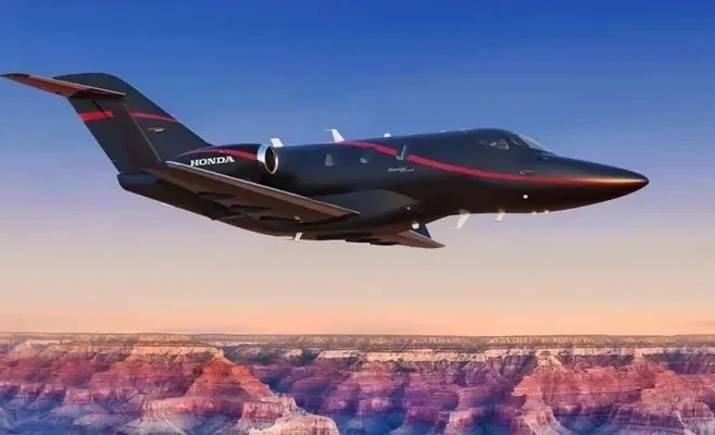 Honda биринчи жеке учакты автономдук конуу системасы менен тааныштырды