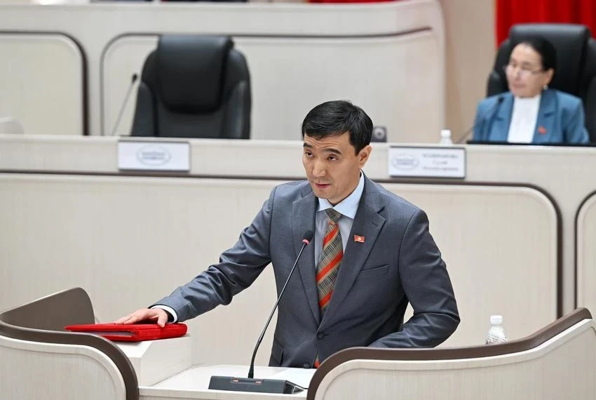 Жогорку Кеңештин биринчи орун басарынын кызматын Медер Алиев ээлеп алды