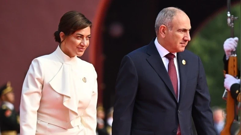 Никол Пашинян жубайы менен ажырашканын жарыялагандан кийин, жарандык аялынан кечирим сурады