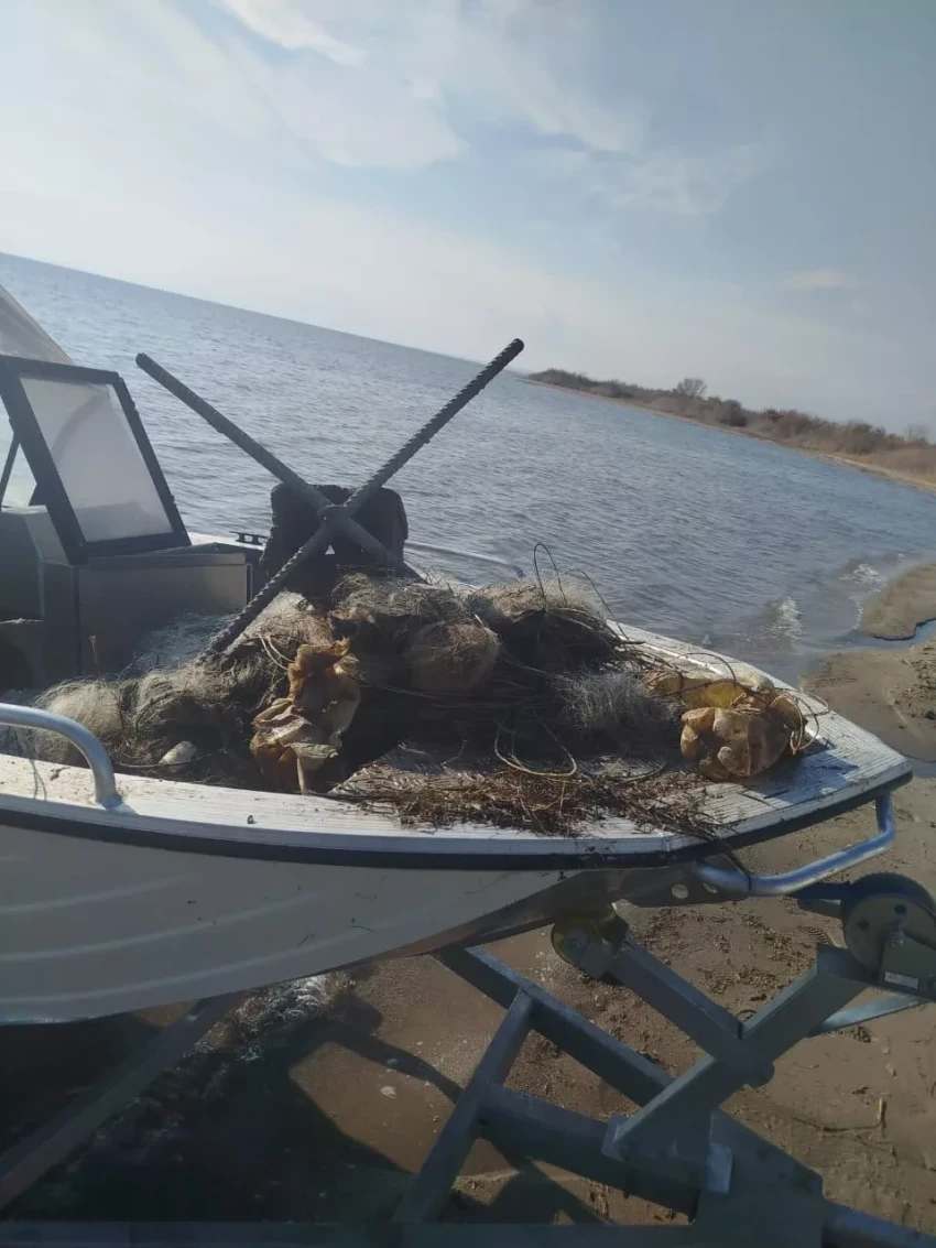 2026-жылдын башынан бери Ысык-Көлдөн 3100 метр мыйзамсыз орнотулган торлор алынды