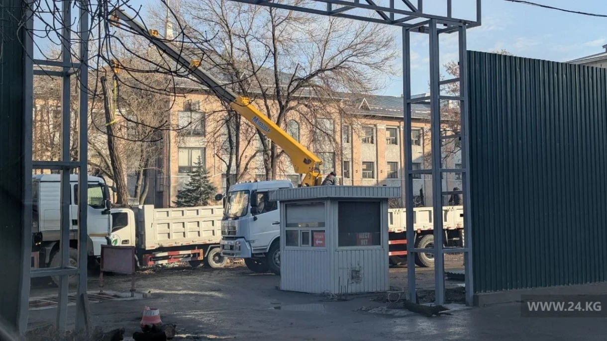A new building with parking has begun construction behind the Bishkek City Hall