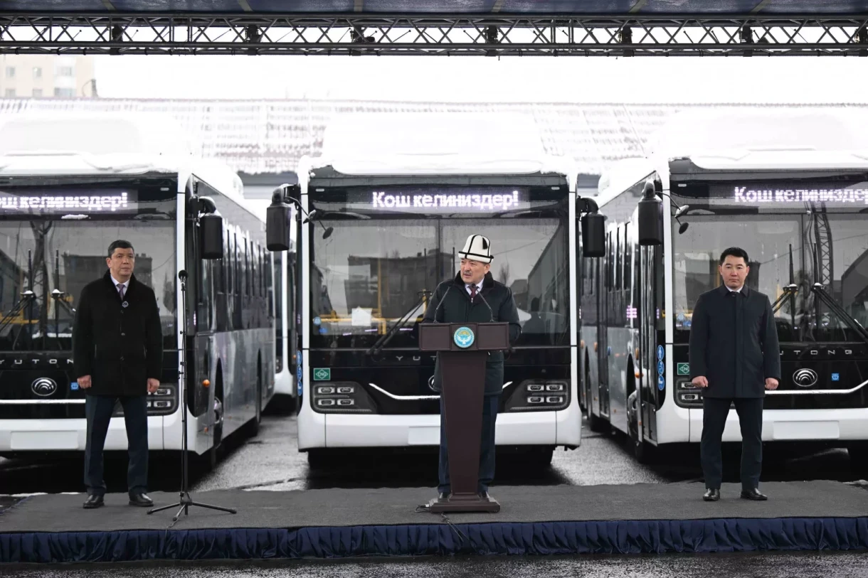 Adylbek Kasymaliev handed over the keys to more than 100 new buses and special vehicles to the Bishkek city administration