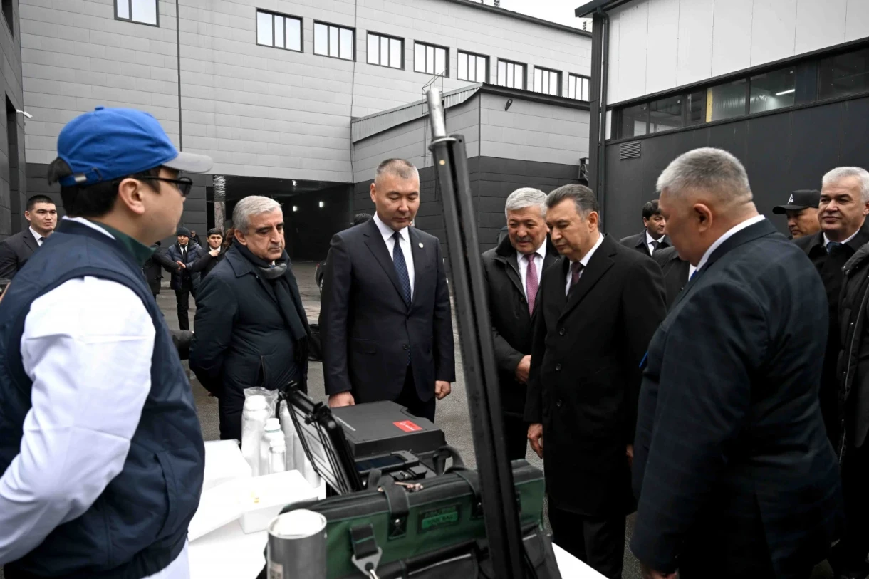 Guests from Tajikistan were shown how ID cards and license plates are made in the Kyrgyz Republic.