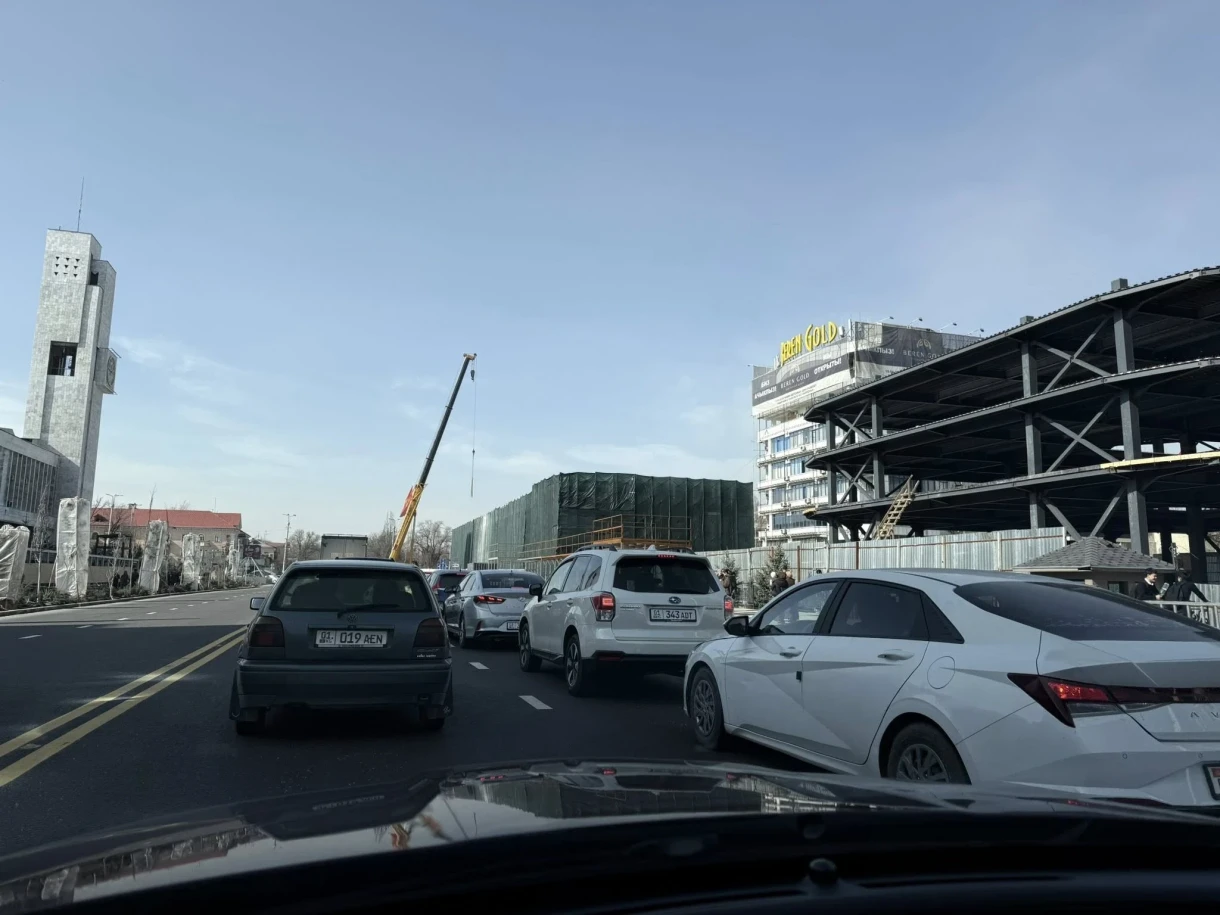 Строительство ювелирного центра у ЦУМа в Бишкеке «спрятали» от глаз любопытных