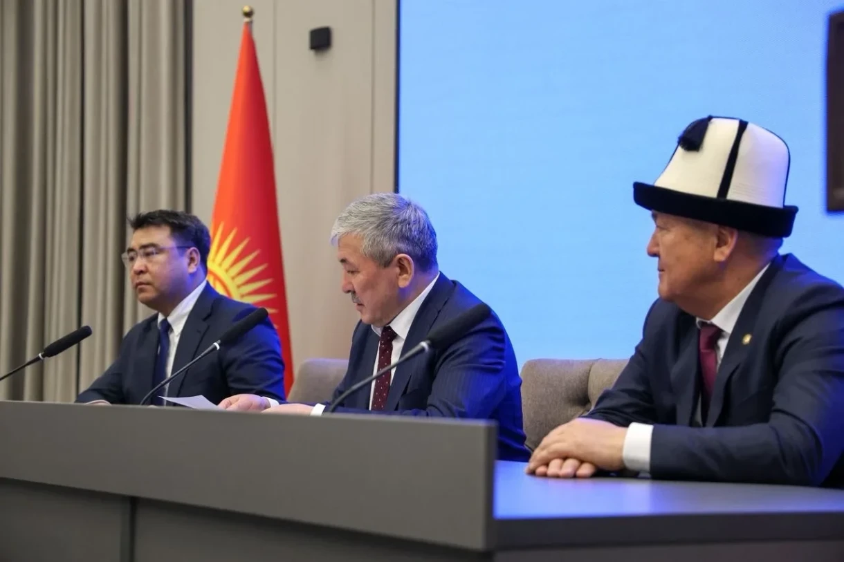 Центральному аппарату мэрии Оша представили нового мэра Жанара Акаева