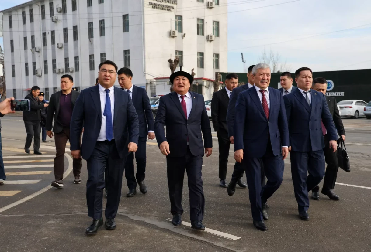 Адылбек Касымалиев представил центральному аппарату мэрии Оша нового мэра Жанара Акаева