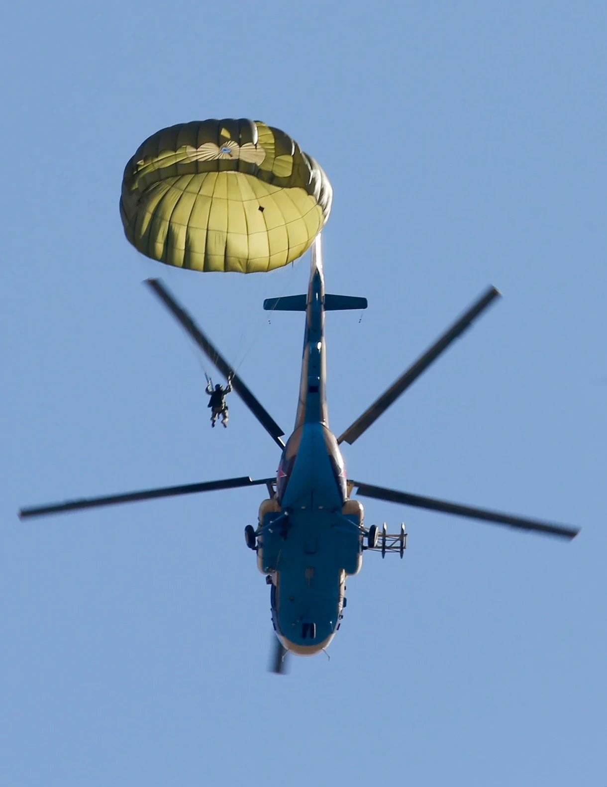 На базе учебного центра «Ала-Тоо» прошли учебные прыжки с Ми-17