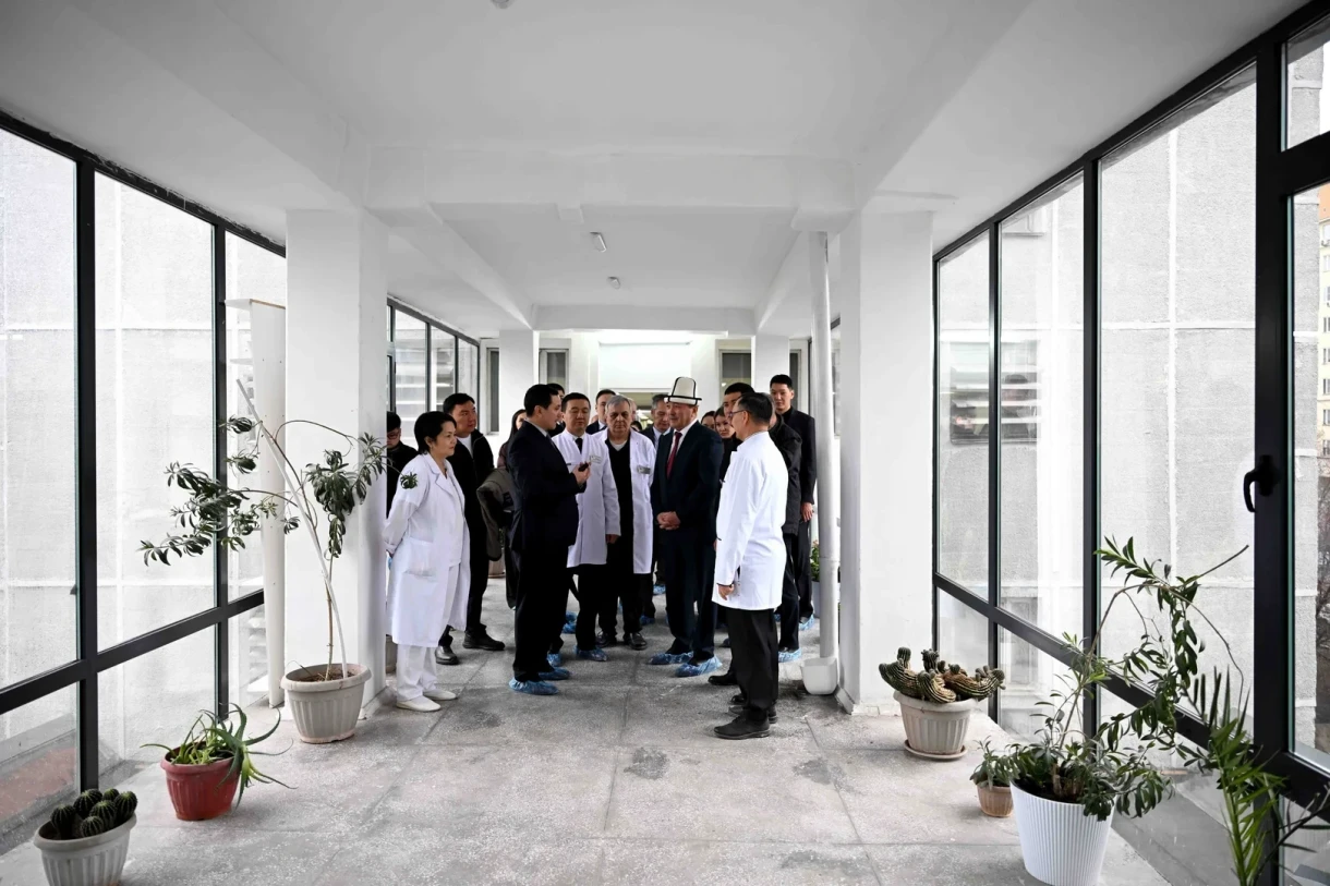 Касымалиев кардиология борборунда жана жүрөк хирургиясы ИНИИсиндеги оңдоолорду текшерди