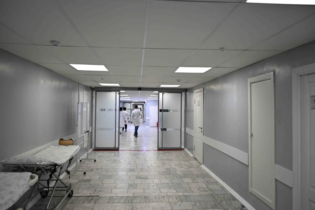 Глава кабмина проверил, как идет ремонт в двух крупных медучреждениях Бишкека