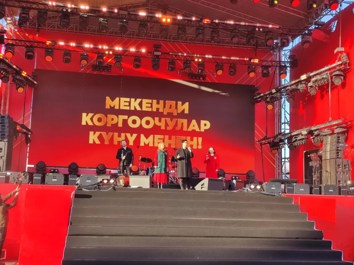 В Бишкеке проходит праздничный концерт ко Дню защитника Отечества на площади Ала-Тоо – фоторепортаж