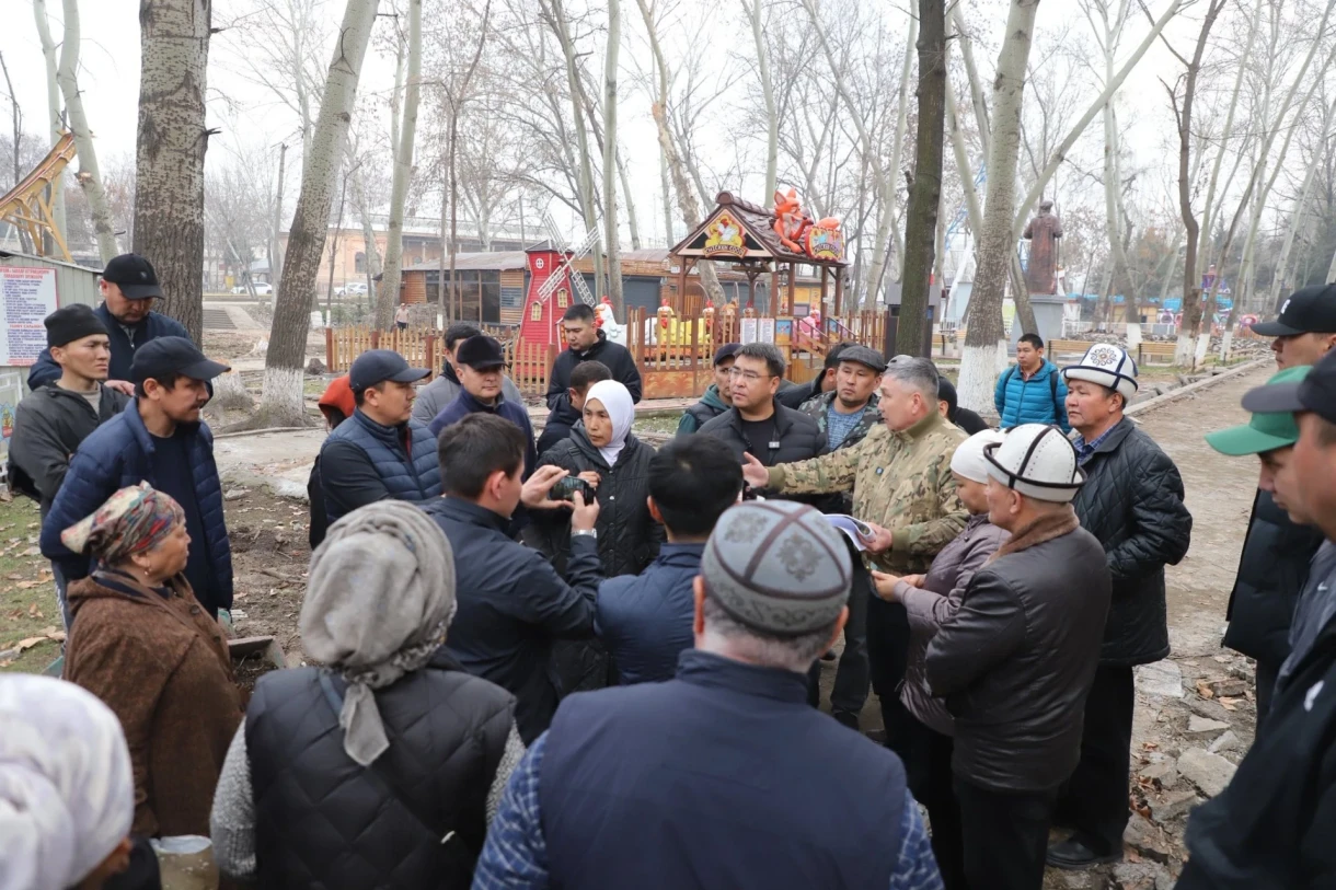 В парке Оша снесли торговые павильоны: владельцы пожаловались Жанару Акаеву