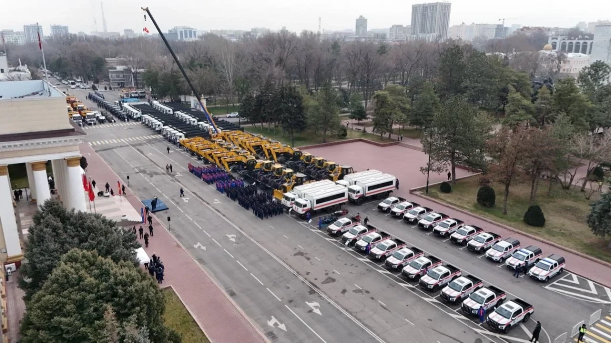 Адылбек Касымалиев вручил МЧС 116 единиц спецтехники