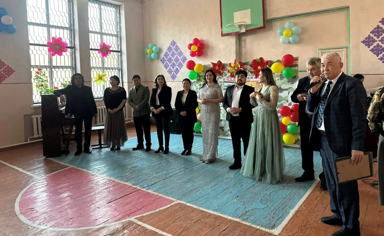 Опера жана балет театрынын артисттери Москва районунун окуучуларына концерт беришти