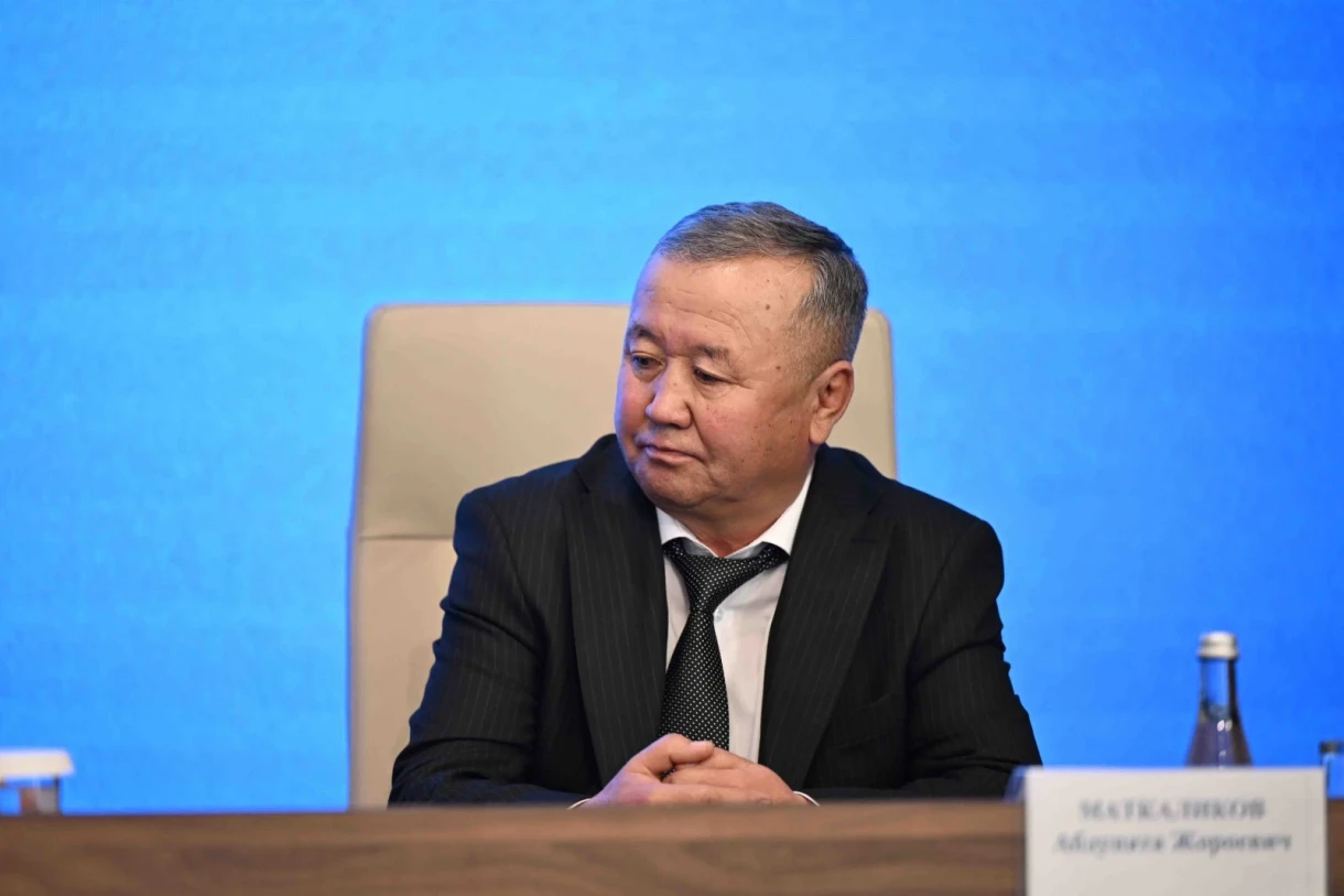 Кабмин башчысы Манас мэриясына жаңы шаар башчысын тааныштырды