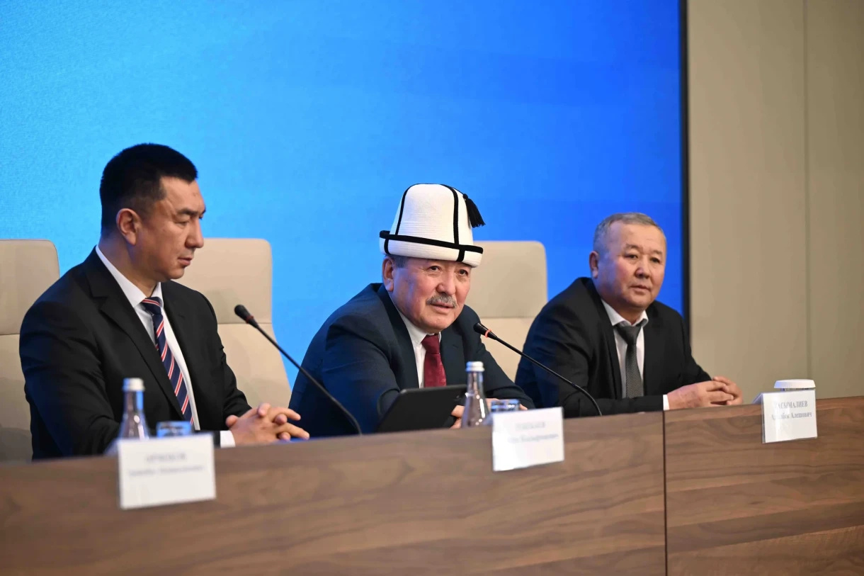 Касымалиев Манас мэриясынын борбордук аппаратына жаңы башкармалыктын жетекчисин тааныштырды