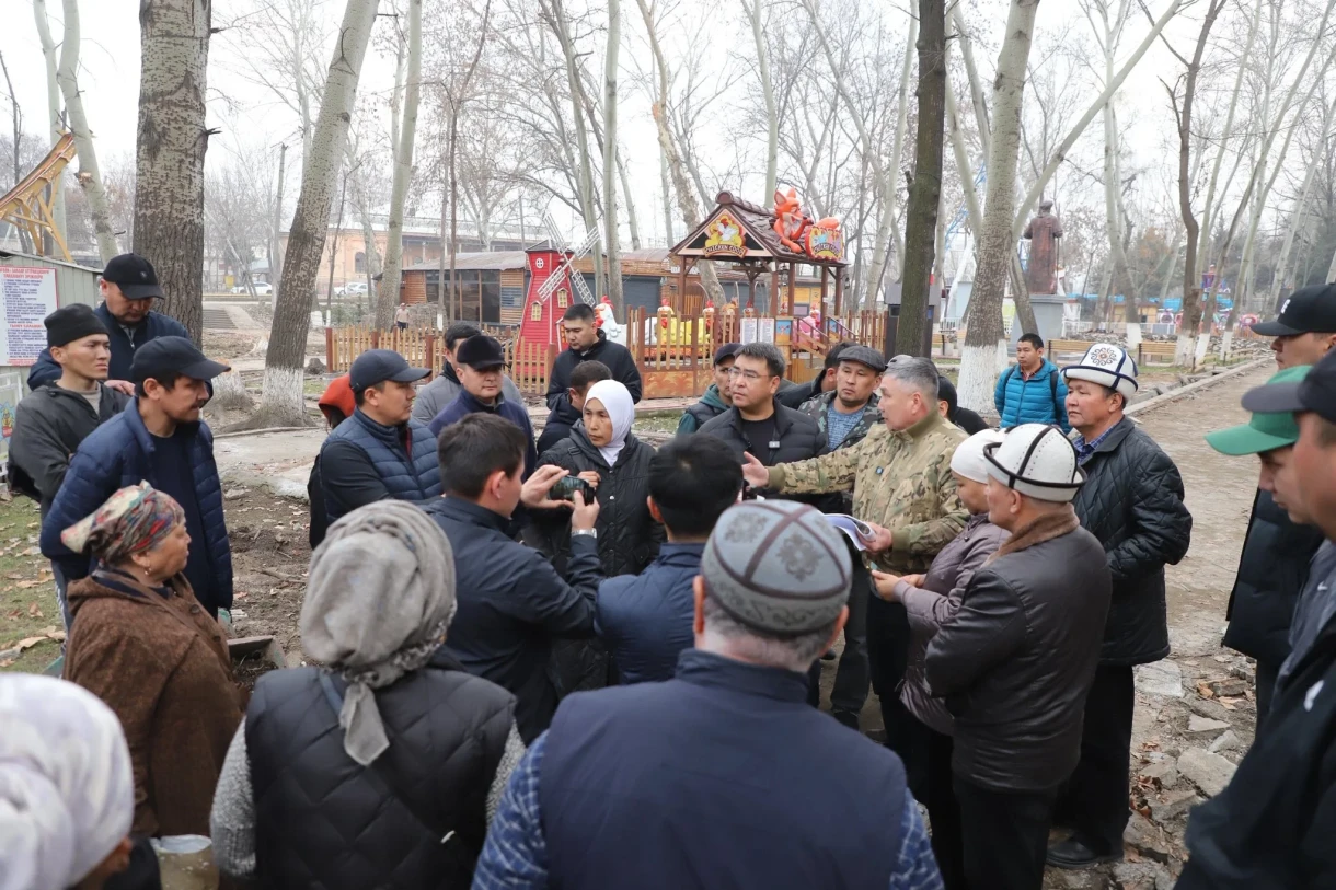 Ош шаарынын мэри Алишер Навои атындагы парктын ичинде ишкерлердин көйгөйлөрүн угуп чыкты