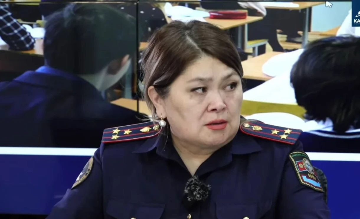 Ички иштер министрлиги мектеп мугалимин сабаган окуучунун ата-энеси милицияда кызмат өтөйт деген маалыматты четке какты