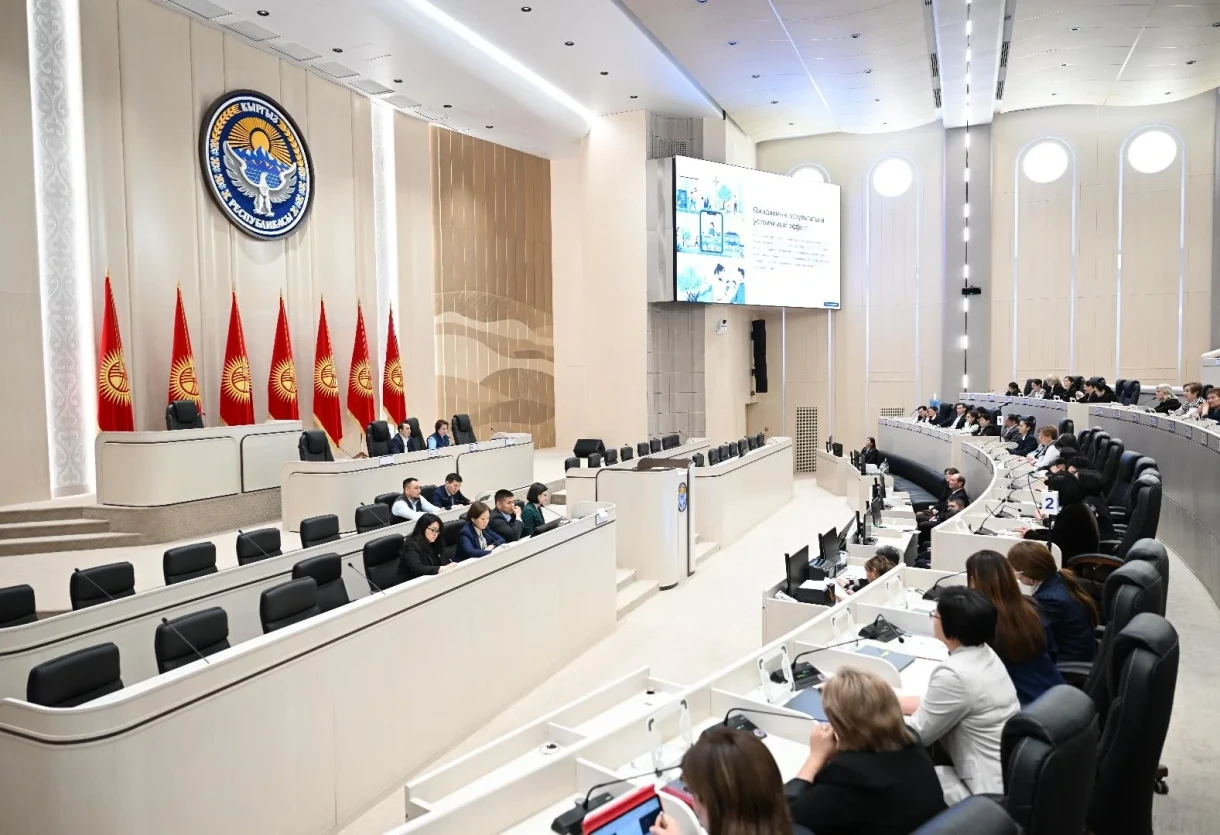 Парламенттин спикери Бишкектин мектептеринин директорлору менен жолугушту