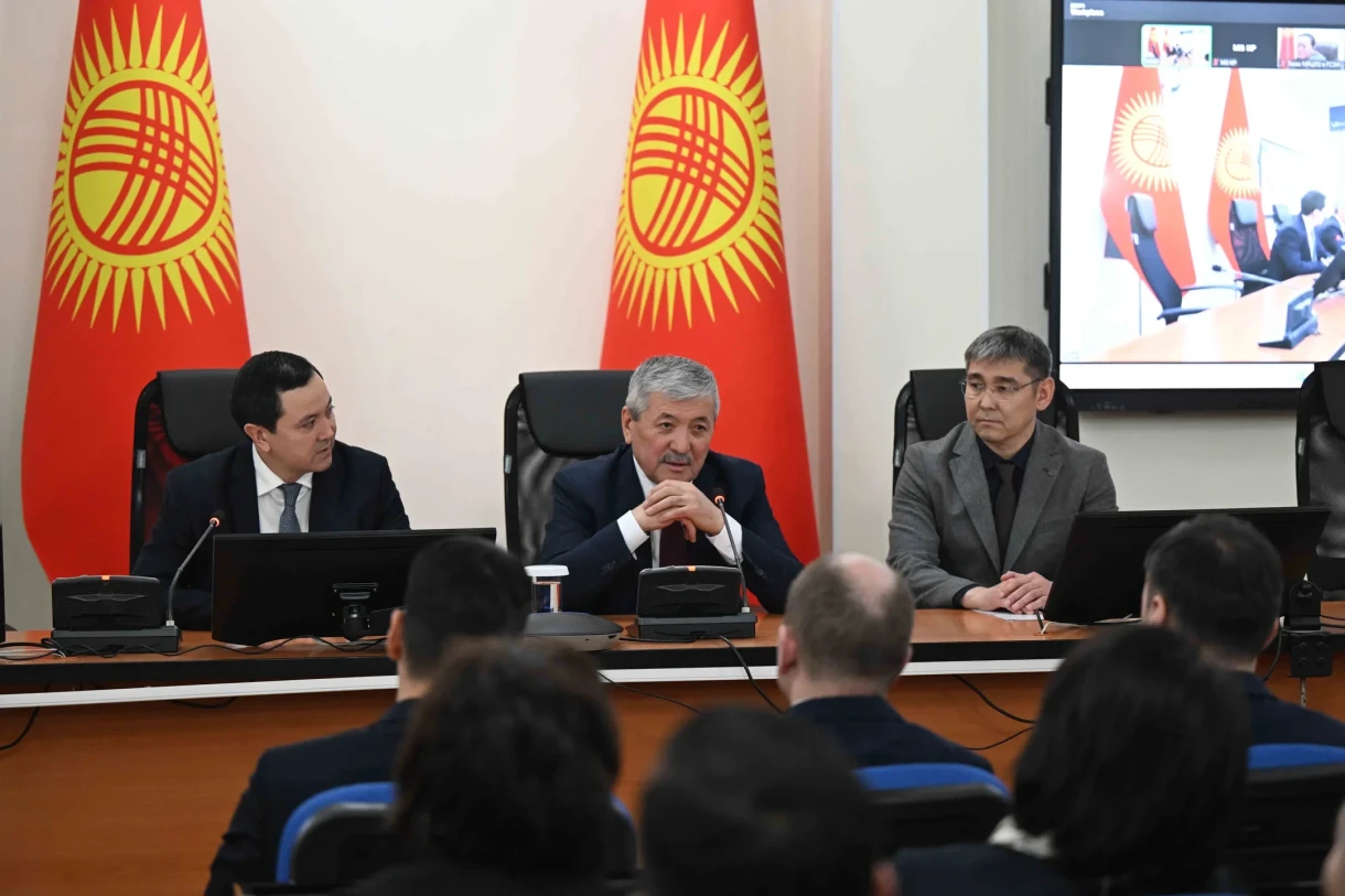 Дамирбека Осмонованы Саламаттык сактоо министрлигинин борбордук аппаратына тааныштырды
