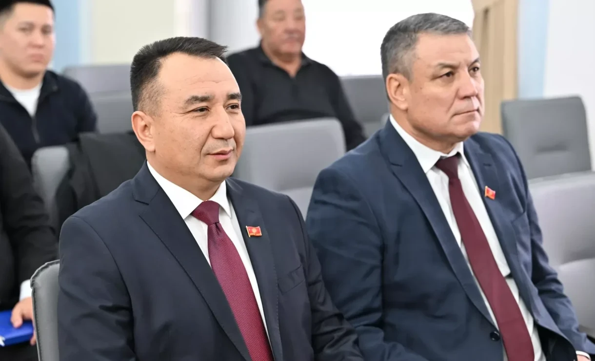 Нышанов жана Дуйшенбиев депутаттар Жогорку Кеңеште ант беришти