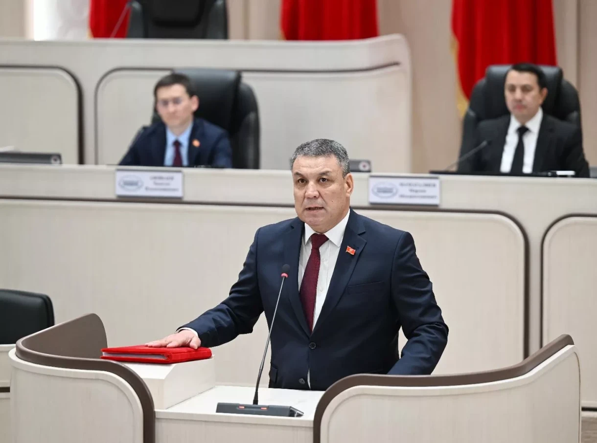 Жогорку Кенештин депутаттары Жайлообай Нышанов жана Райимберди Дуйшенбиев ант беришти