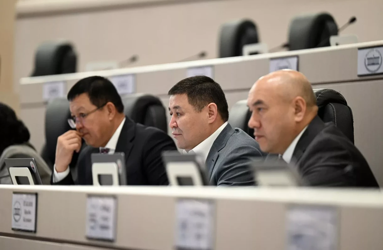 Кыргызстандын парламенти биринчи окууда Казакстан менен өткөрүү пункттарынын статусун өзгөртүү жөнүндөгү мыйзамды жактырды